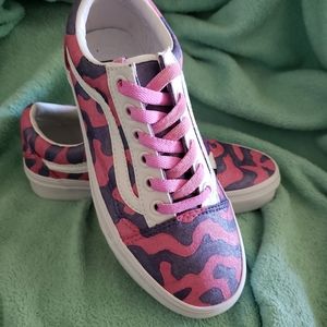 NEW WOMAN'S CAMO VANS SIZE 5.5